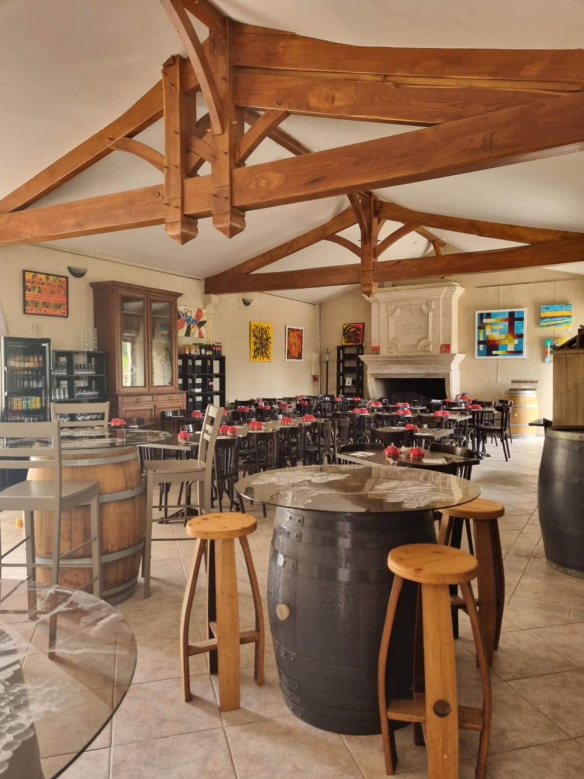 Le bar de la crêperie avec ses tonneaux et ses tabourets en bois