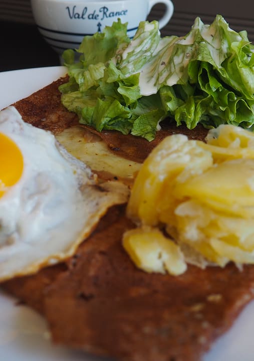 Galette complète : œuf au plat, pommes de terre et salade verte