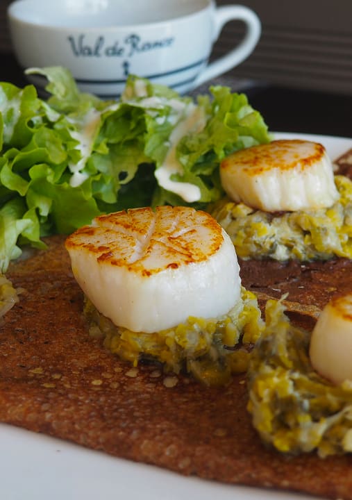 Galette aux noix de Saint-Jacques snackées sur fondue de poireaux